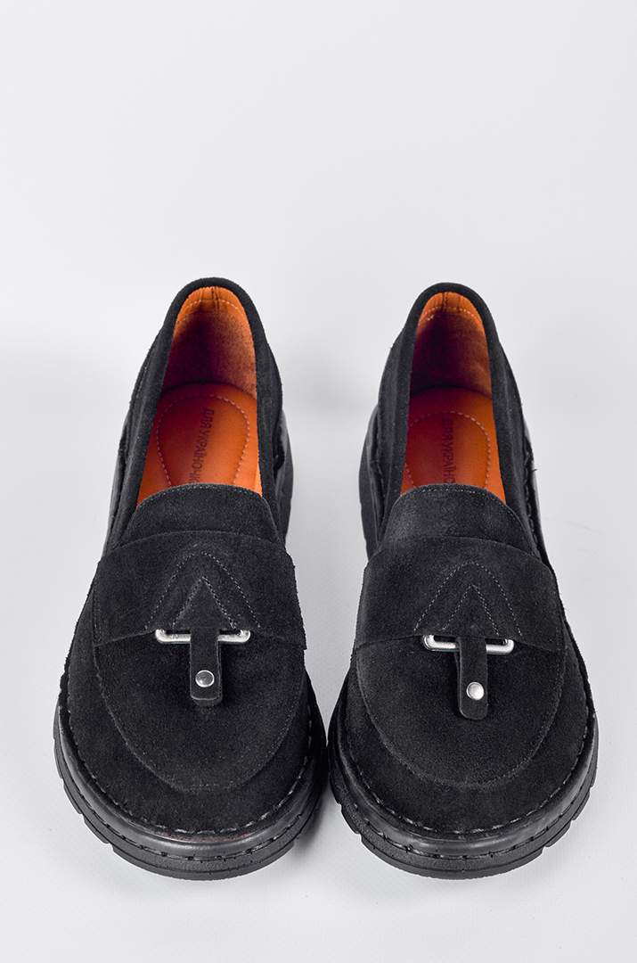 Замшеві туфлі чорного кольору з декоративною вставкою великих розмірів