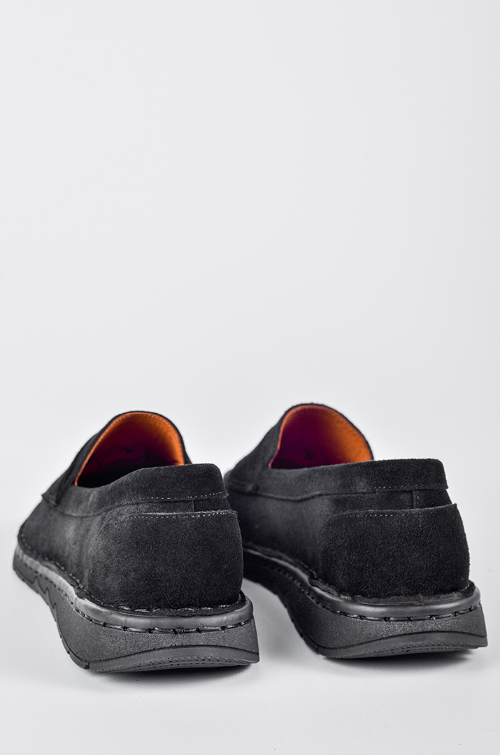 Замшеві туфлі чорного кольору з декоративною вставкою великих розмірів