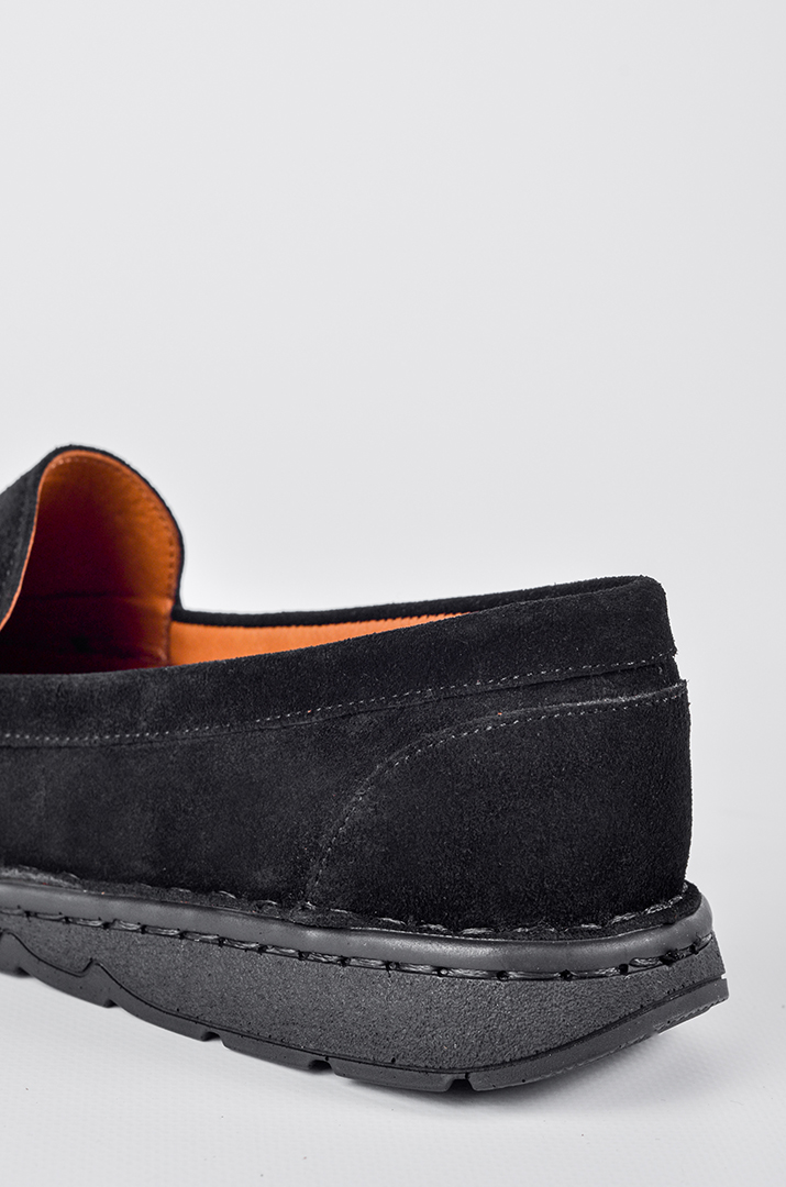 Замшеві туфлі чорного кольору з декоративною вставкою великих розмірів