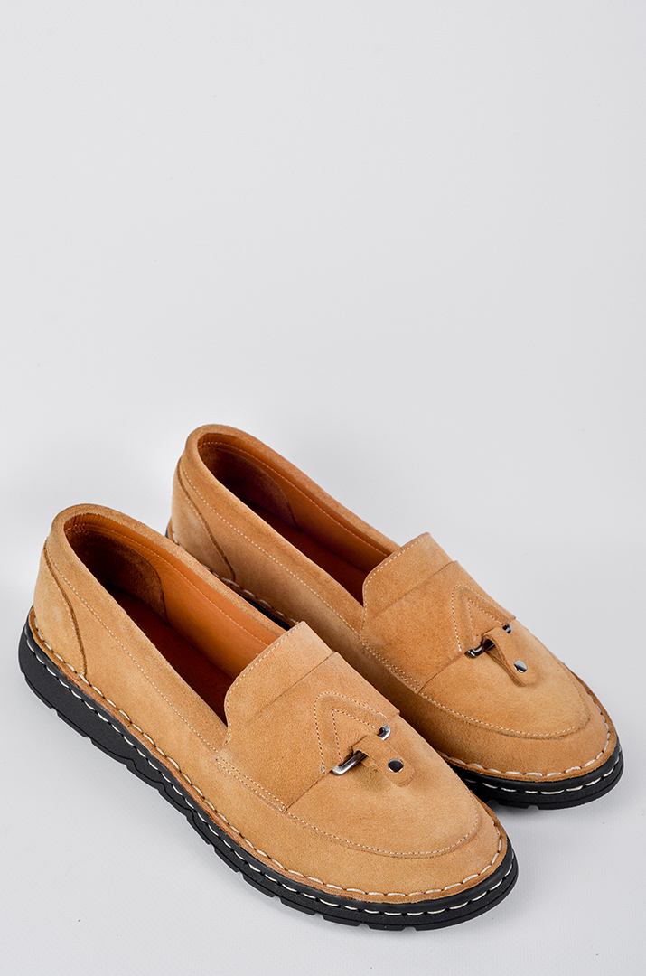 Замшеві туфлі бежевого кольору з декоративною вставкою великих розмірів