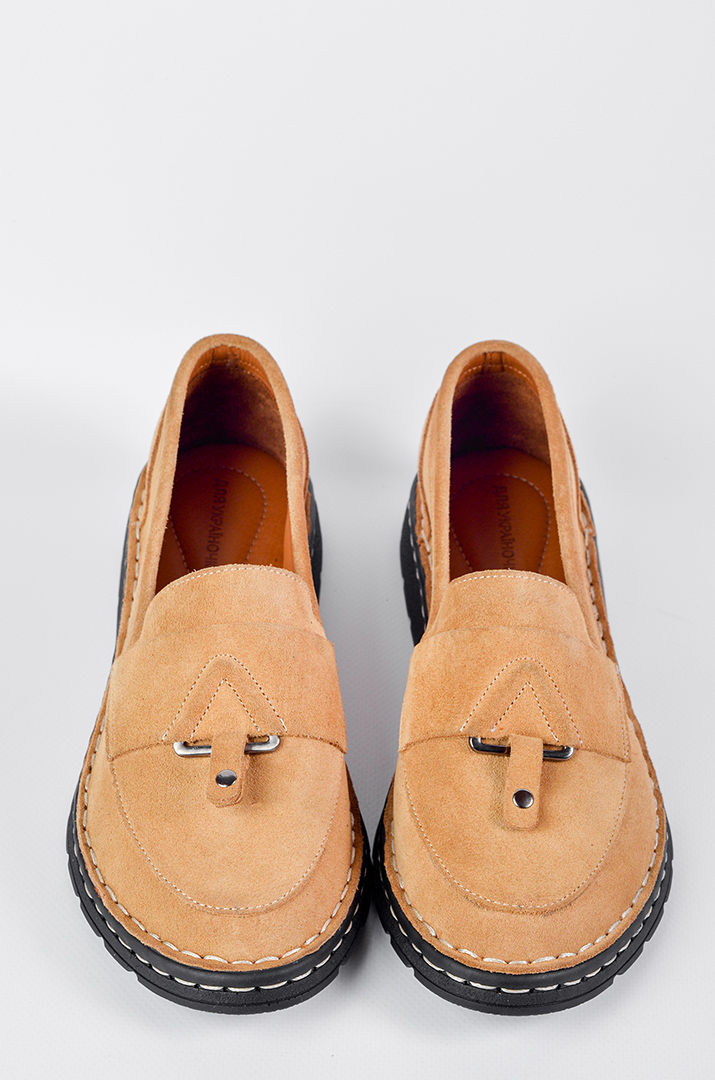 Замшеві туфлі бежевого кольору з декоративною вставкою великих розмірів