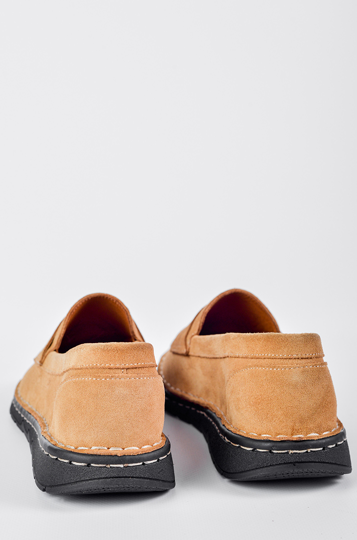 Замшеві туфлі бежевого кольору з декоративною вставкою великих розмірів