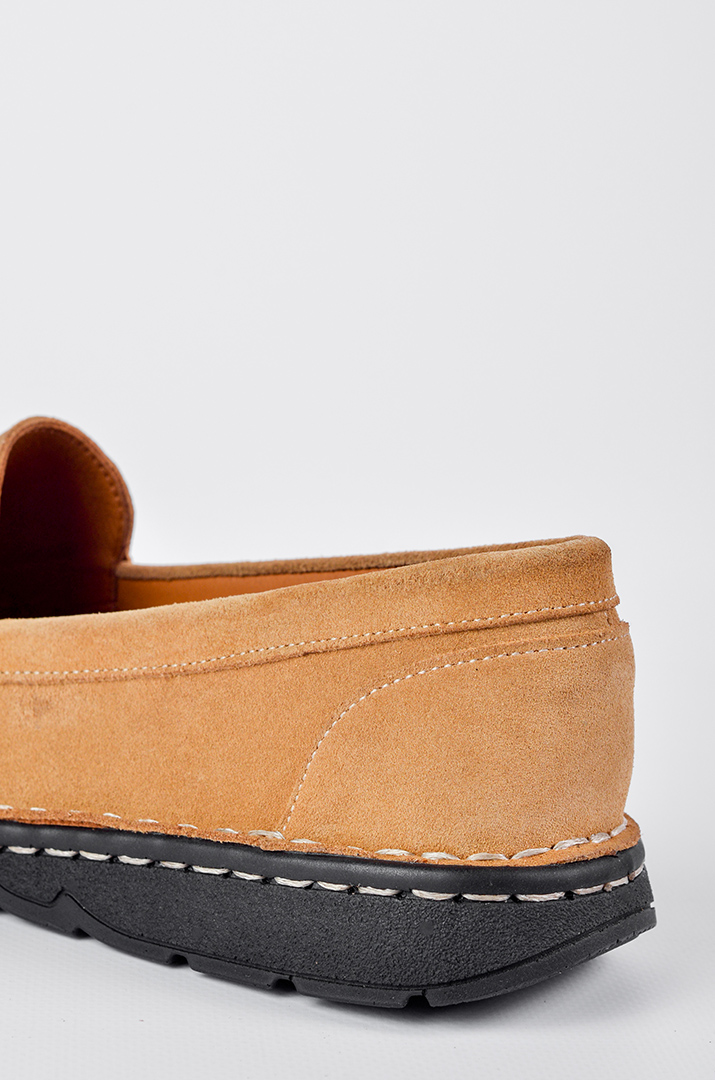 Замшеві туфлі бежевого кольору з декоративною вставкою великих розмірів