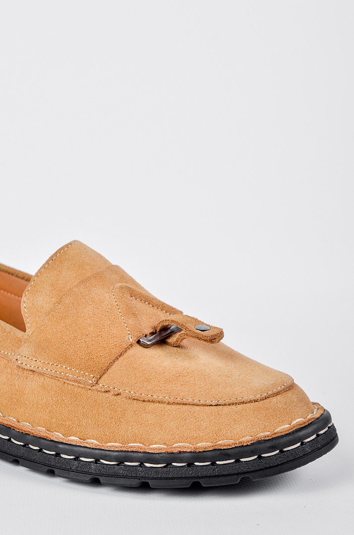 Замшеві туфлі бежевого кольору з декоративною вставкою великих розмірів