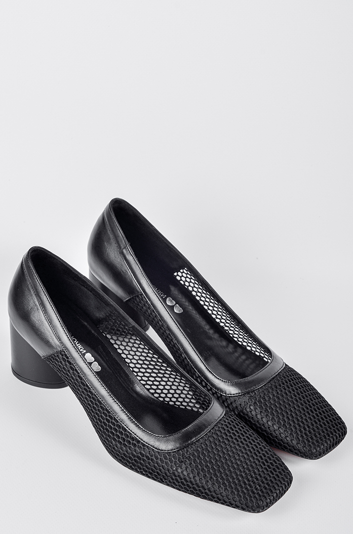 Чорні туфлі-лодочки з поєднанням глянцевої шкіри й фактурної сітки великих розмірів