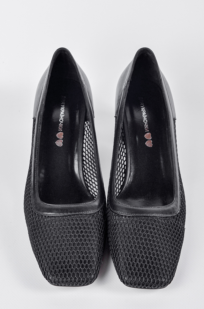 Чорні туфлі-лодочки з поєднанням глянцевої шкіри й фактурної сітки великих розмірів