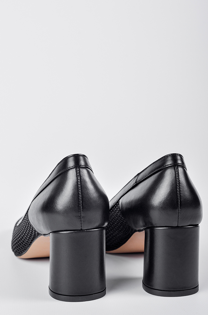 Чорні туфлі-лодочки з поєднанням глянцевої шкіри й фактурної сітки великих розмірів