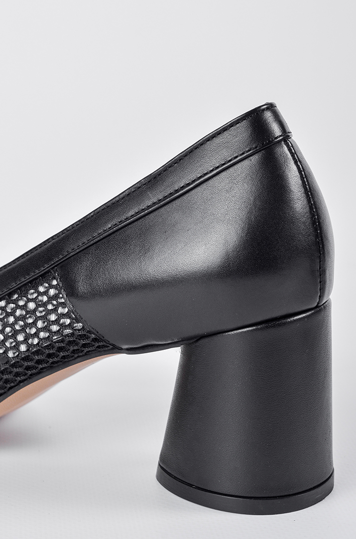 Чорні туфлі-лодочки з поєднанням глянцевої шкіри й фактурної сітки великих розмірів