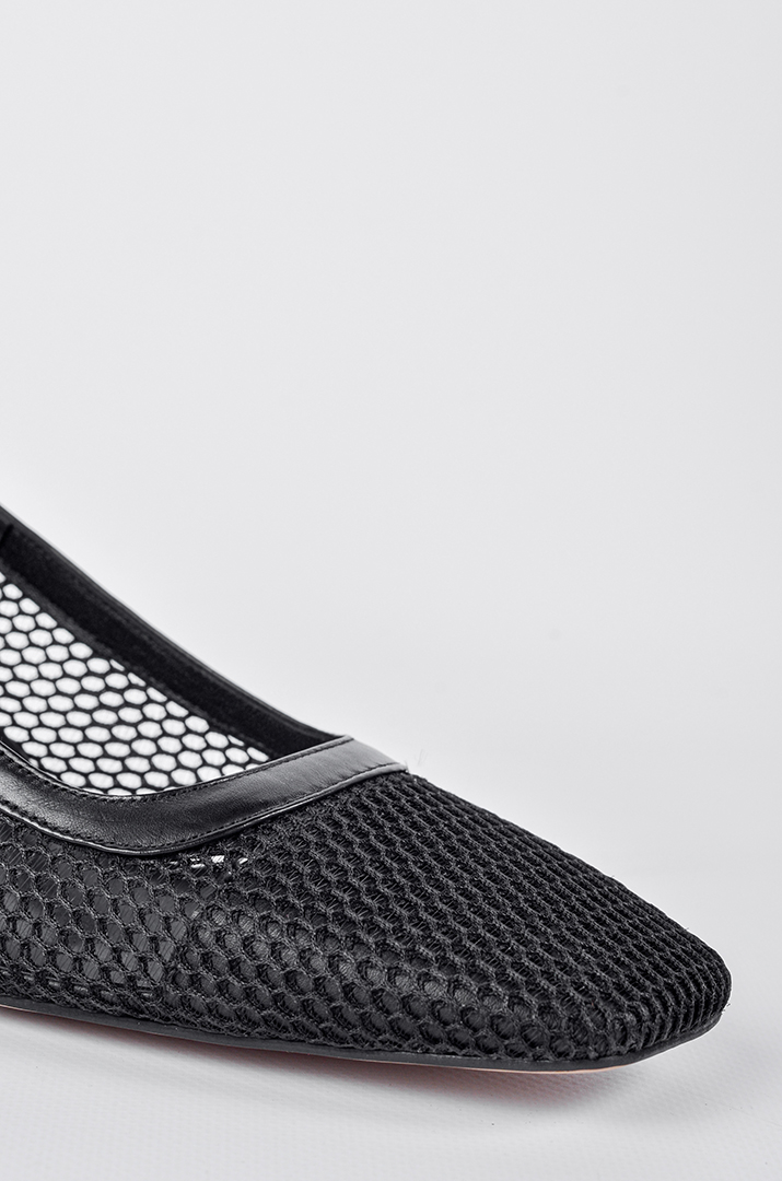 Чорні туфлі-лодочки з поєднанням глянцевої шкіри й фактурної сітки великих розмірів