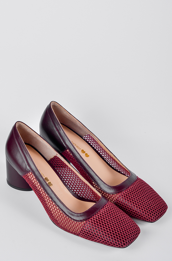 Бордові туфлі-лодочки з поєднанням глянцевої шкіри й фактурної сітки великих розмірів