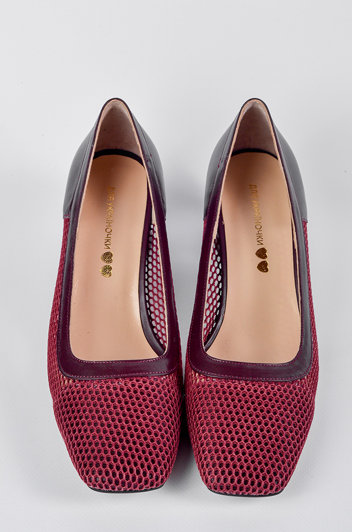 Бордові туфлі-лодочки з поєднанням глянцевої шкіри й фактурної сітки великих розмірів