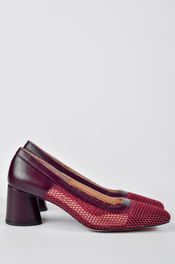 Бордові туфлі-лодочки з поєднанням глянцевої шкіри й фактурної сітки великих розмірів