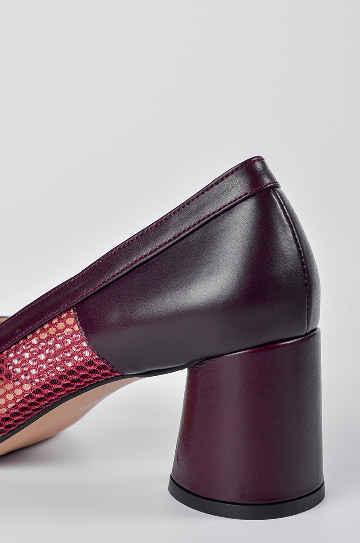 Бордові туфлі-лодочки з поєднанням глянцевої шкіри й фактурної сітки великих розмірів