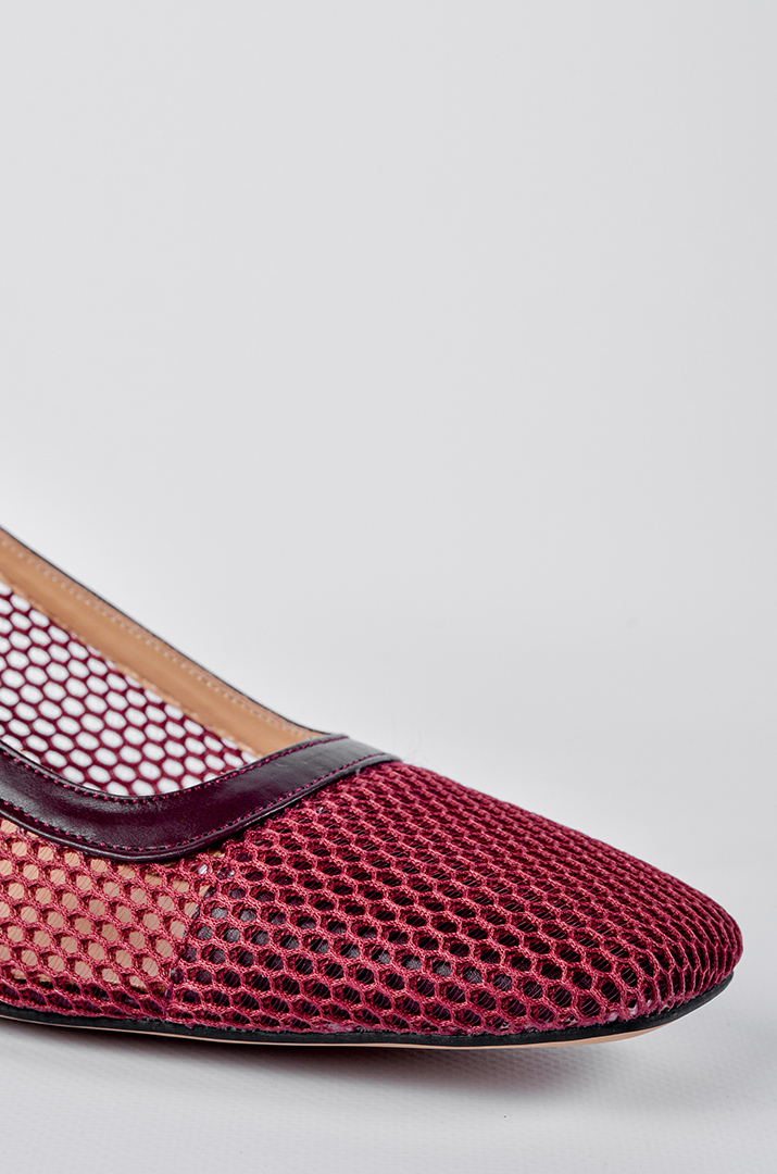 Бордові туфлі-лодочки з поєднанням глянцевої шкіри й фактурної сітки великих розмірів
