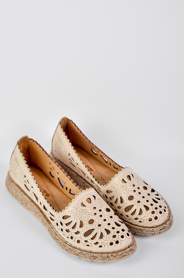 Туфлі світло-бежевого кольору з флористичним орнаментом великих розмірів