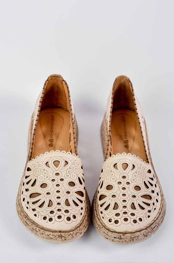 Туфлі світло-бежевого кольору з флористичним орнаментом великих розмірів