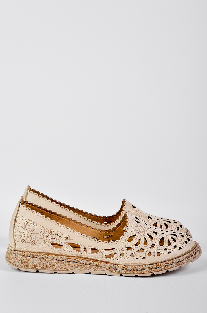 Туфлі світло-бежевого кольору з флористичним орнаментом великих розмірів