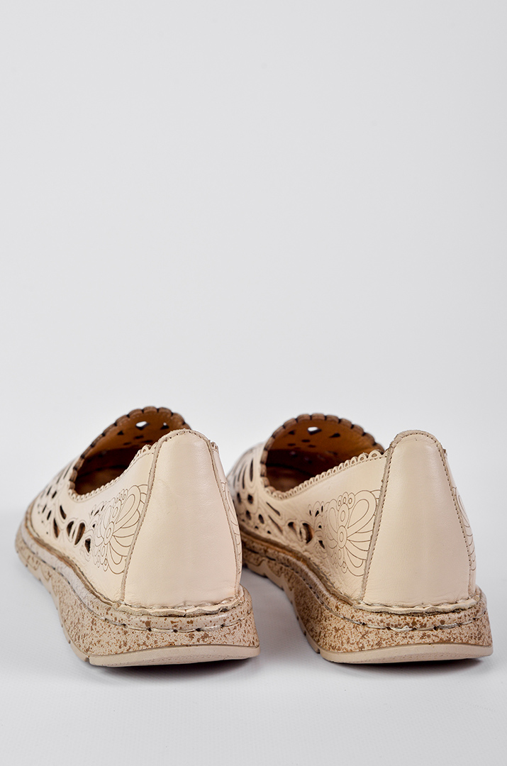 Туфлі світло-бежевого кольору з флористичним орнаментом великих розмірів