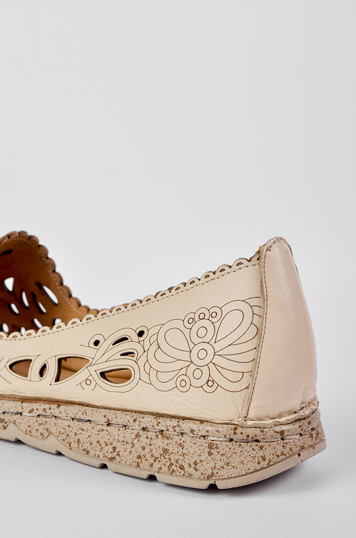 Туфлі світло-бежевого кольору з флористичним орнаментом великих розмірів