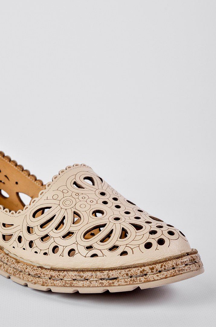 Туфлі світло-бежевого кольору з флористичним орнаментом великих розмірів