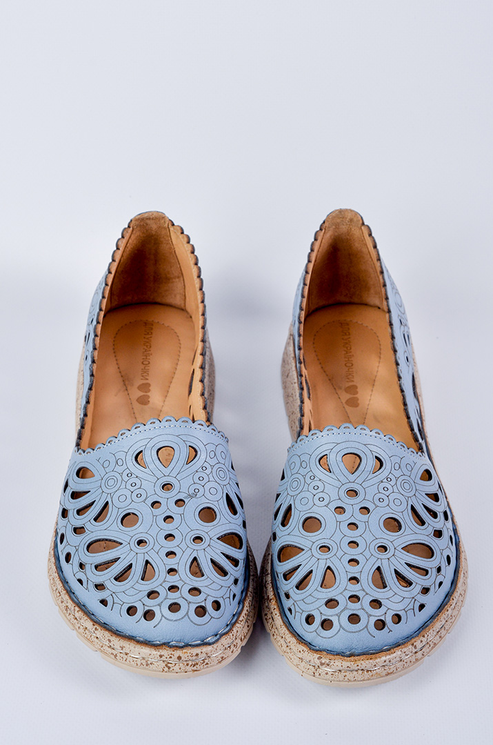 Туфли цвета деним с флористическим орнаментом больших размеров