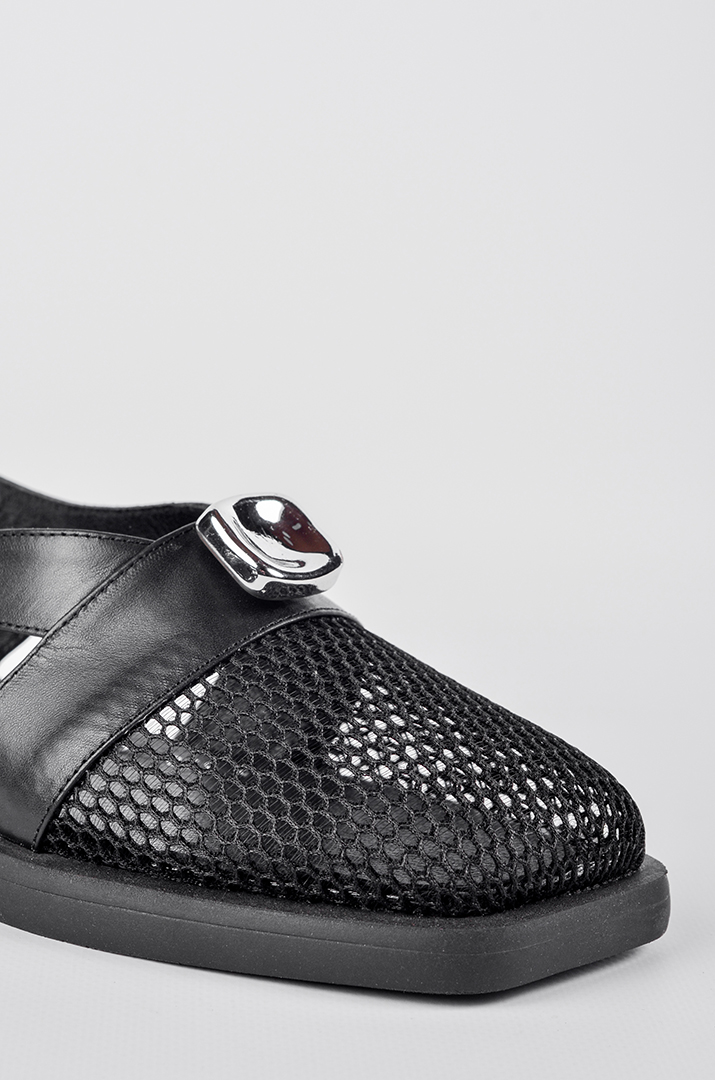 Чорні туфлі з відкритою п'яткою і сітчастими вставками великих розмірів