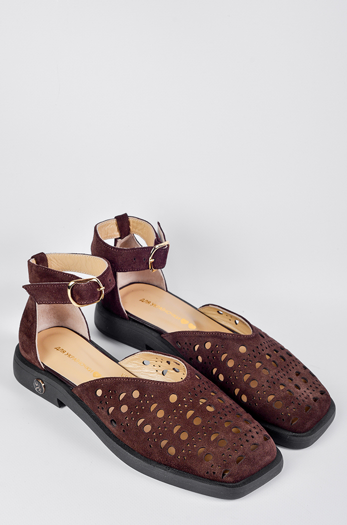 Замшеві туфлі темно-коричневого кольору з декоративними прорізами великих розмірів