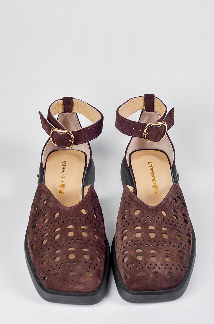 Замшеві туфлі темно-коричневого кольору з декоративними прорізами великих розмірів