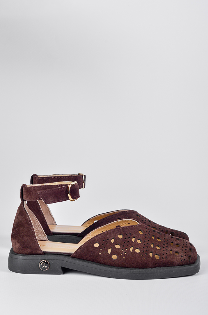 Замшеві туфлі темно-коричневого кольору з декоративними прорізами великих розмірів