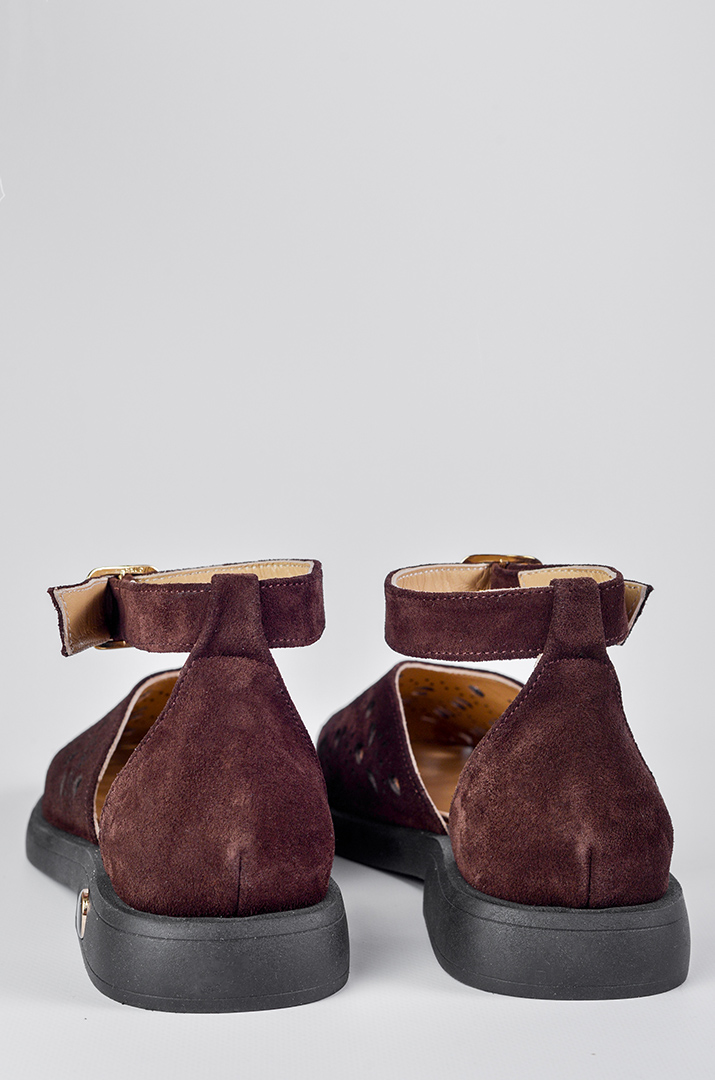 Замшеві туфлі темно-коричневого кольору з декоративними прорізами великих розмірів