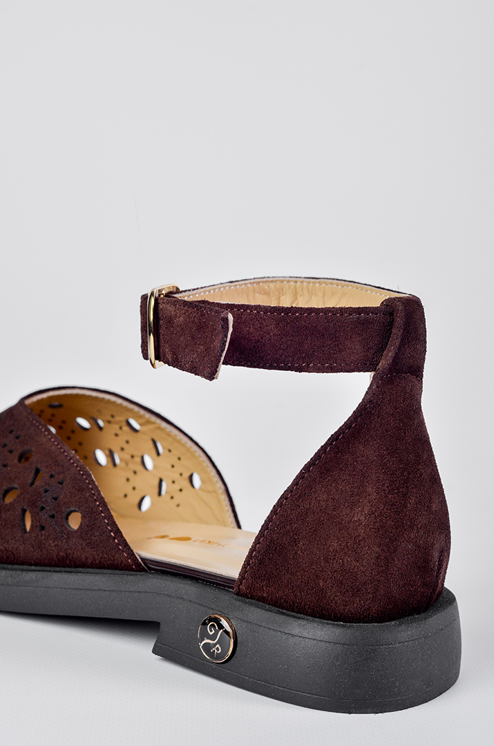 Замшеві туфлі темно-коричневого кольору з декоративними прорізами великих розмірів