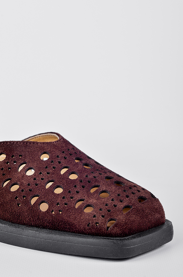 Замшеві туфлі темно-коричневого кольору з декоративними прорізами великих розмірів