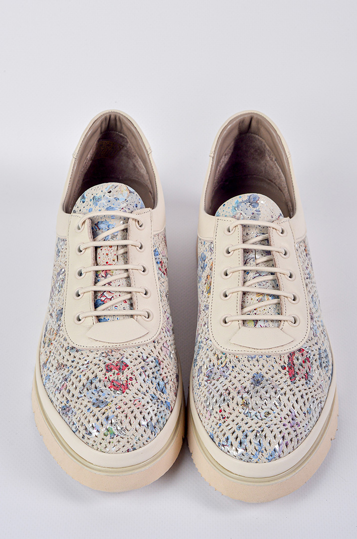 Спортивные туфли кремового оттенка с цветным фактурным рисунком больших размеров