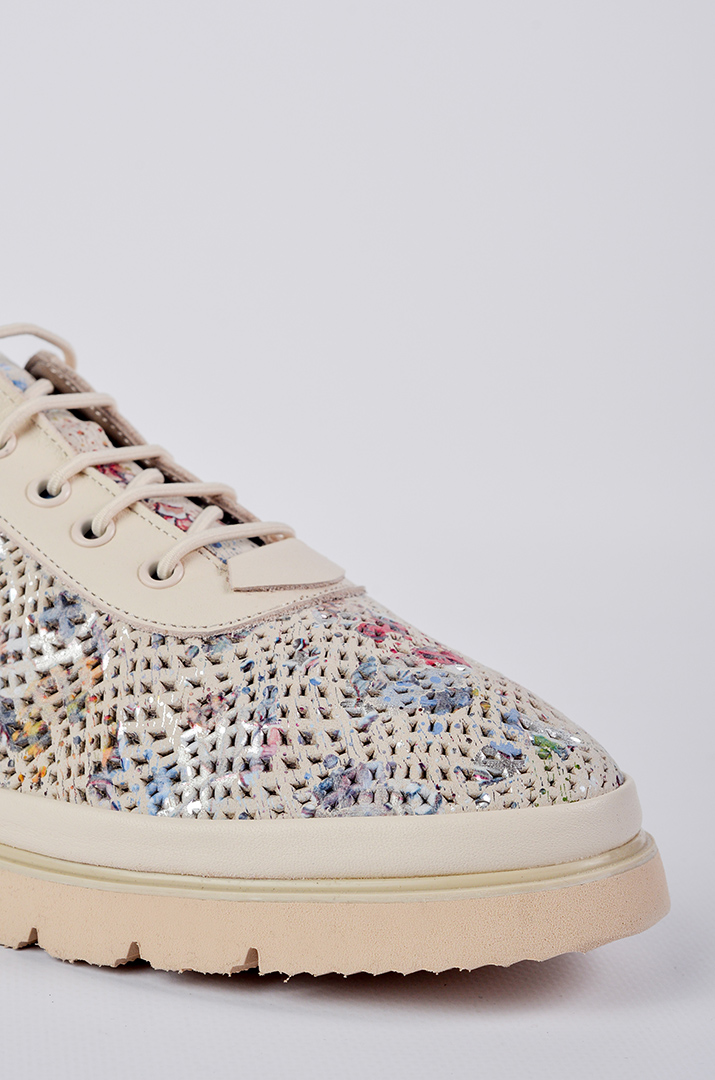 Спортивные туфли кремового оттенка с цветным фактурным рисунком больших размеров