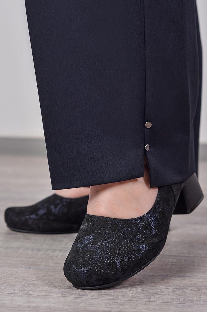 Туфлі чорного кольору з квітковим орнаментом великих розмірів