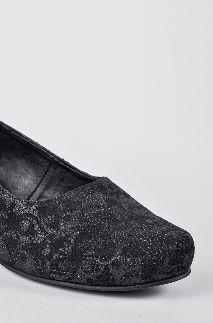 Туфлі чорного кольору з квітковим орнаментом великих розмірів