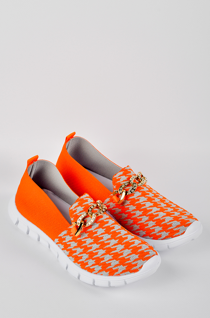 Яскраві туфлі декоративним ланцюжком великих розмірів