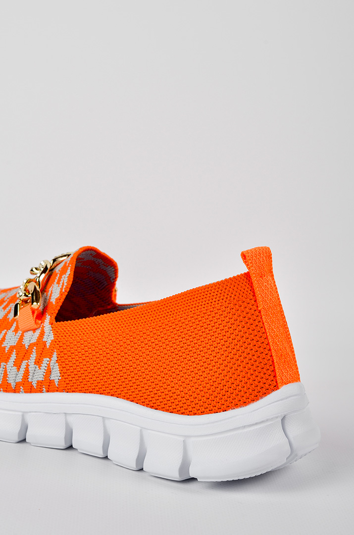 Яскраві туфлі декоративним ланцюжком великих розмірів