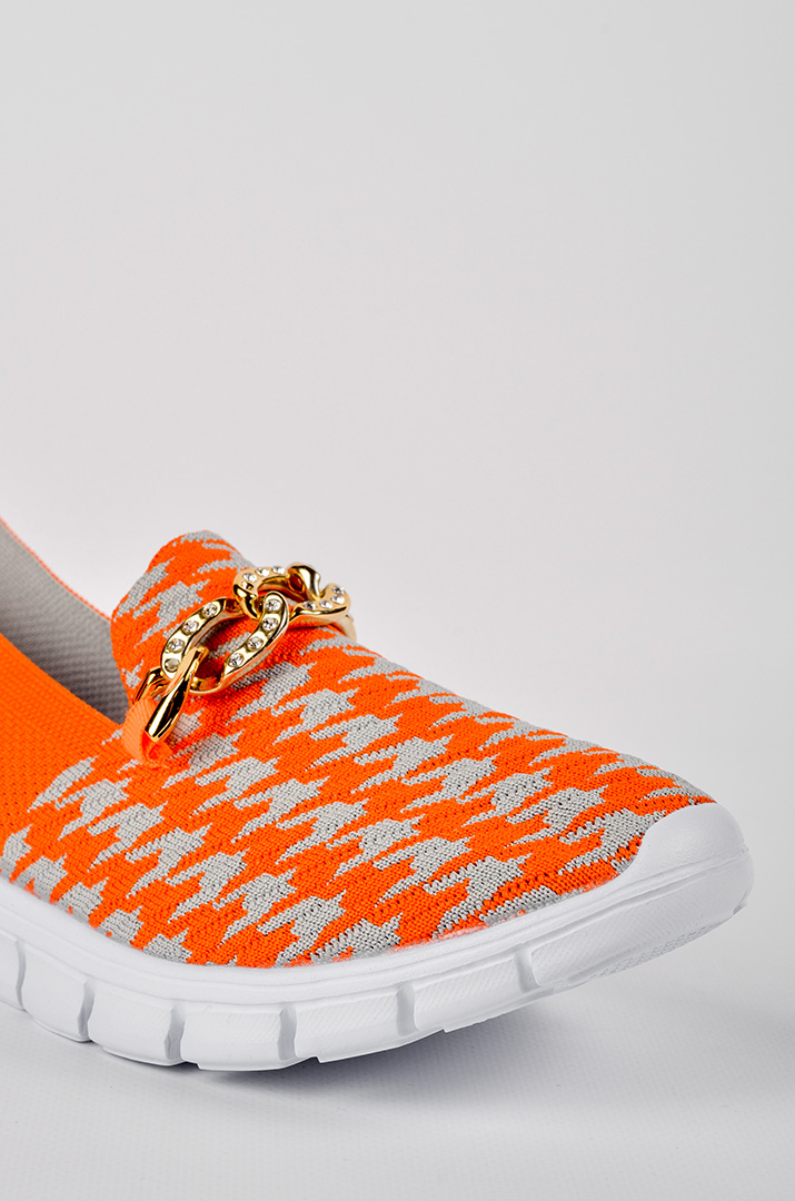 Яскраві туфлі декоративним ланцюжком великих розмірів