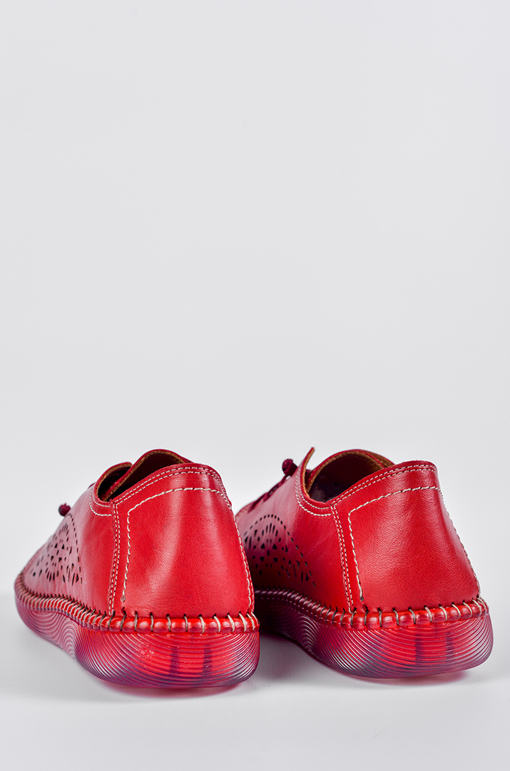 Шкіряні туфлі в червоному кольорі з напівпрозорою рельєфною підошвою великих розмірів