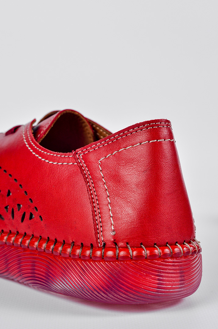 Шкіряні туфлі в червоному кольорі з напівпрозорою рельєфною підошвою великих розмірів