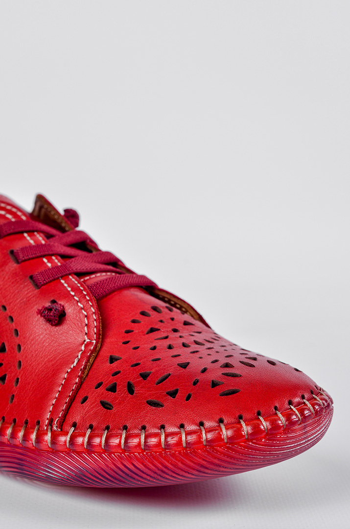 Шкіряні туфлі в червоному кольорі з напівпрозорою рельєфною підошвою великих розмірів