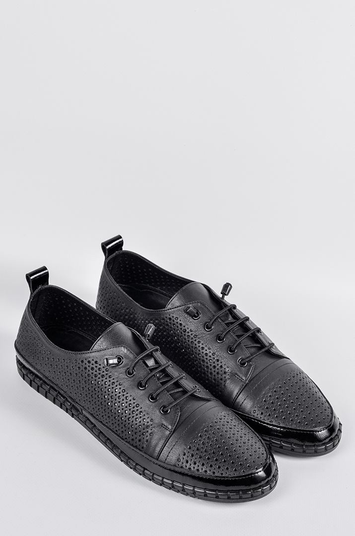Чорні туфлі з декоративною перфорацією великих розмірів