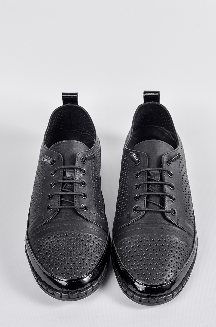 Чорні туфлі з декоративною перфорацією великих розмірів