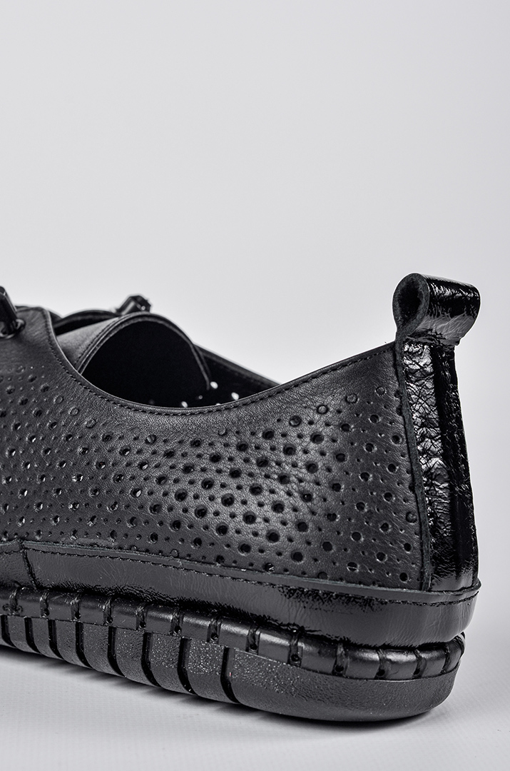 Чорні туфлі з декоративною перфорацією великих розмірів