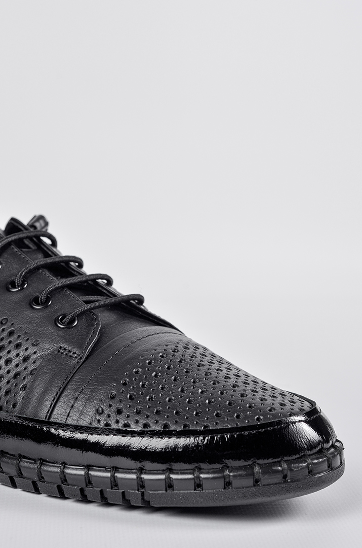 Чорні туфлі з декоративною перфорацією великих розмірів
