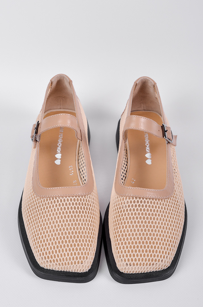 Туфли бежевого цвета с сетчатым верхом и ремешком больших размеров