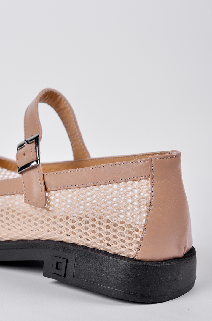 Туфли бежевого цвета с сетчатым верхом и ремешком больших размеров