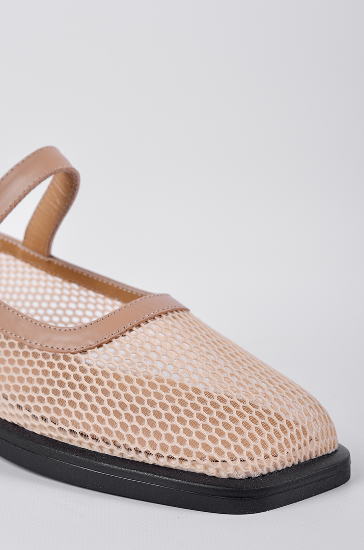 Туфли бежевого цвета с сетчатым верхом и ремешком больших размеров