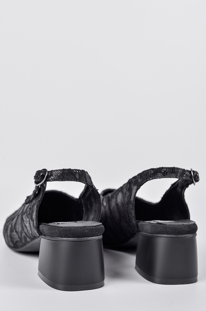 Туфли черного цвета с ажурным декором больших размеров